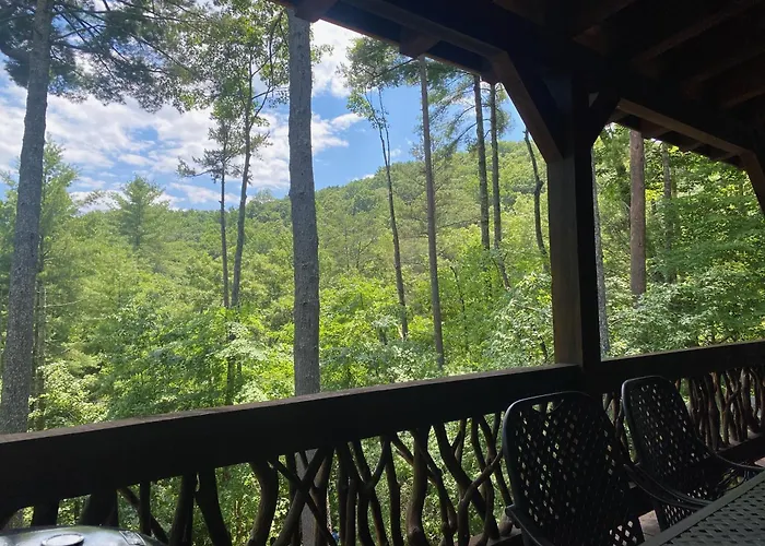 The Cozy Lazy Laurel With Year-Round Mountain Views, Hot Tub, Fire Pit