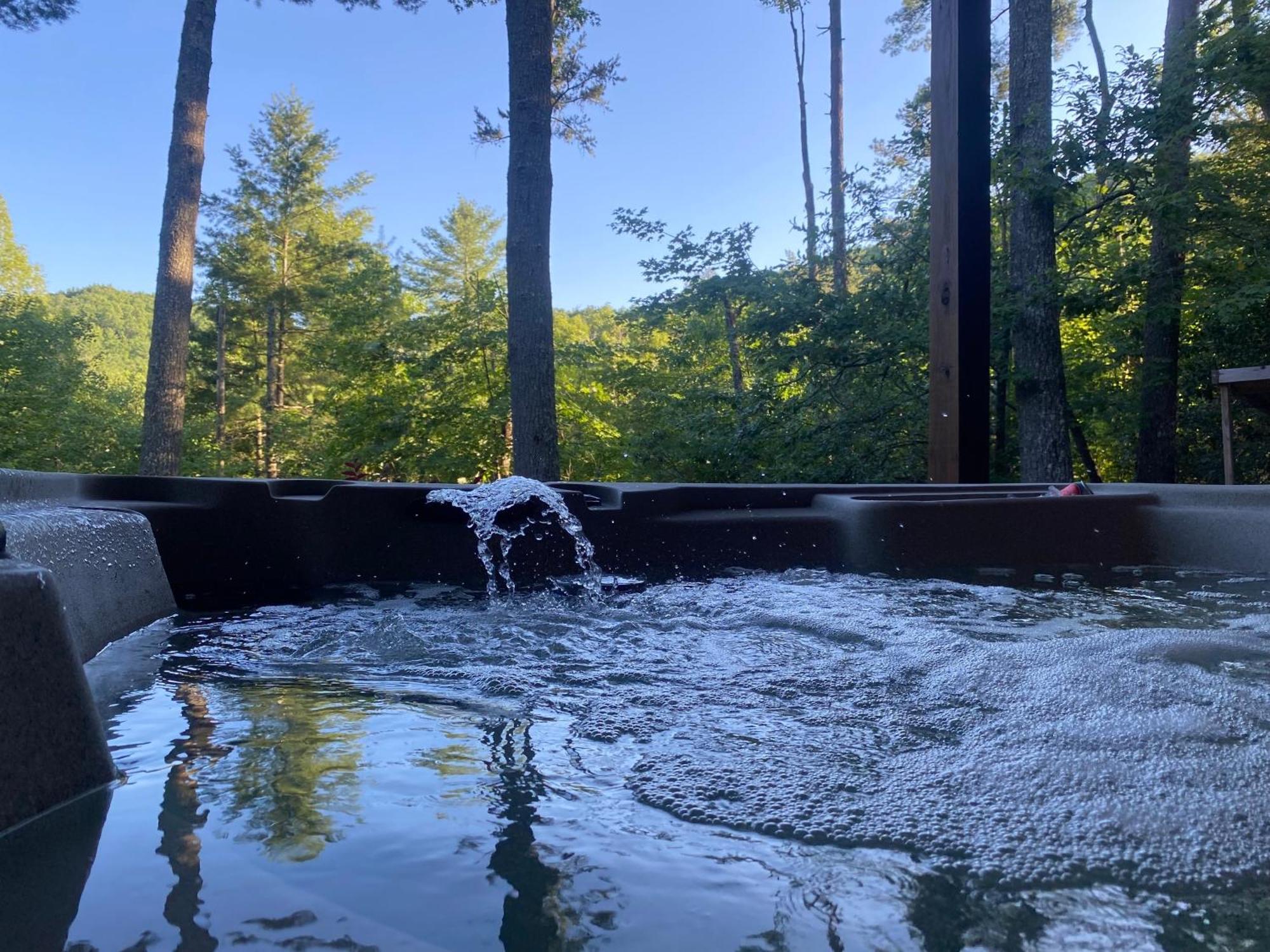 The Cozy Lazy Laurel With Year-round Mountain Views, Hot Tub, Fire Pit