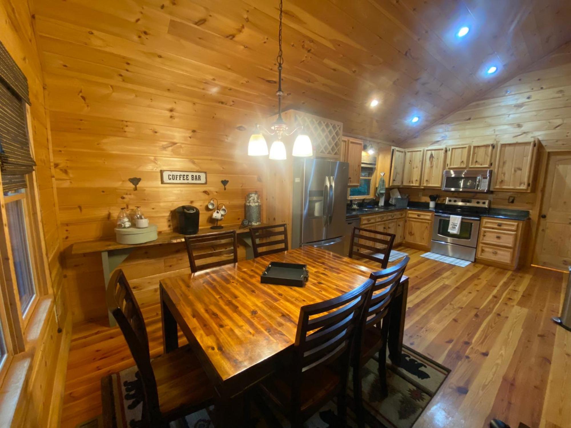 The Cozy Lazy Laurel With Year-round Mountain Views, Hot Tub, Fire Pit Holiday home