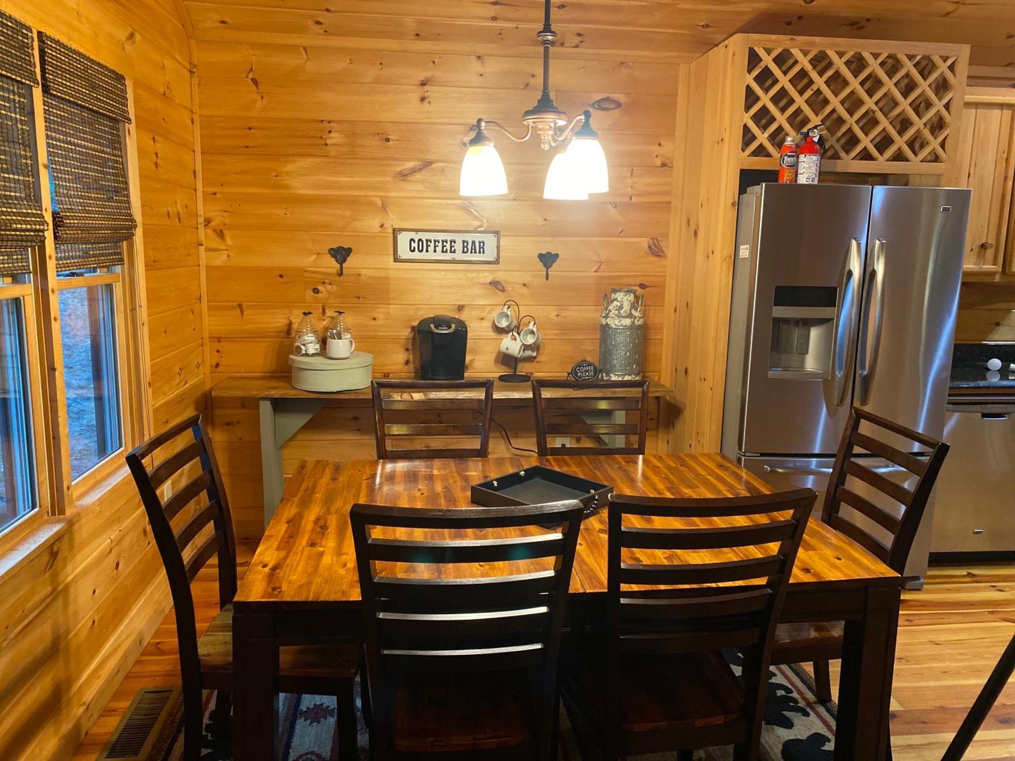 The Cozy Lazy Laurel With Year-round Mountain Views, Hot Tub, Fire Pit * Cherry Log