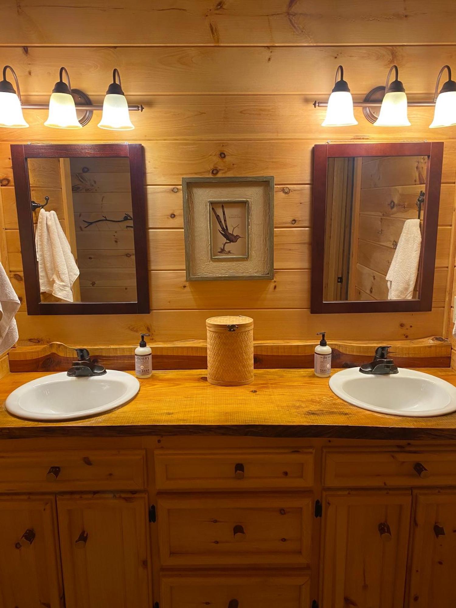 The Cozy Lazy Laurel With Year-round Mountain Views, Hot Tub, Fire Pit Holiday home