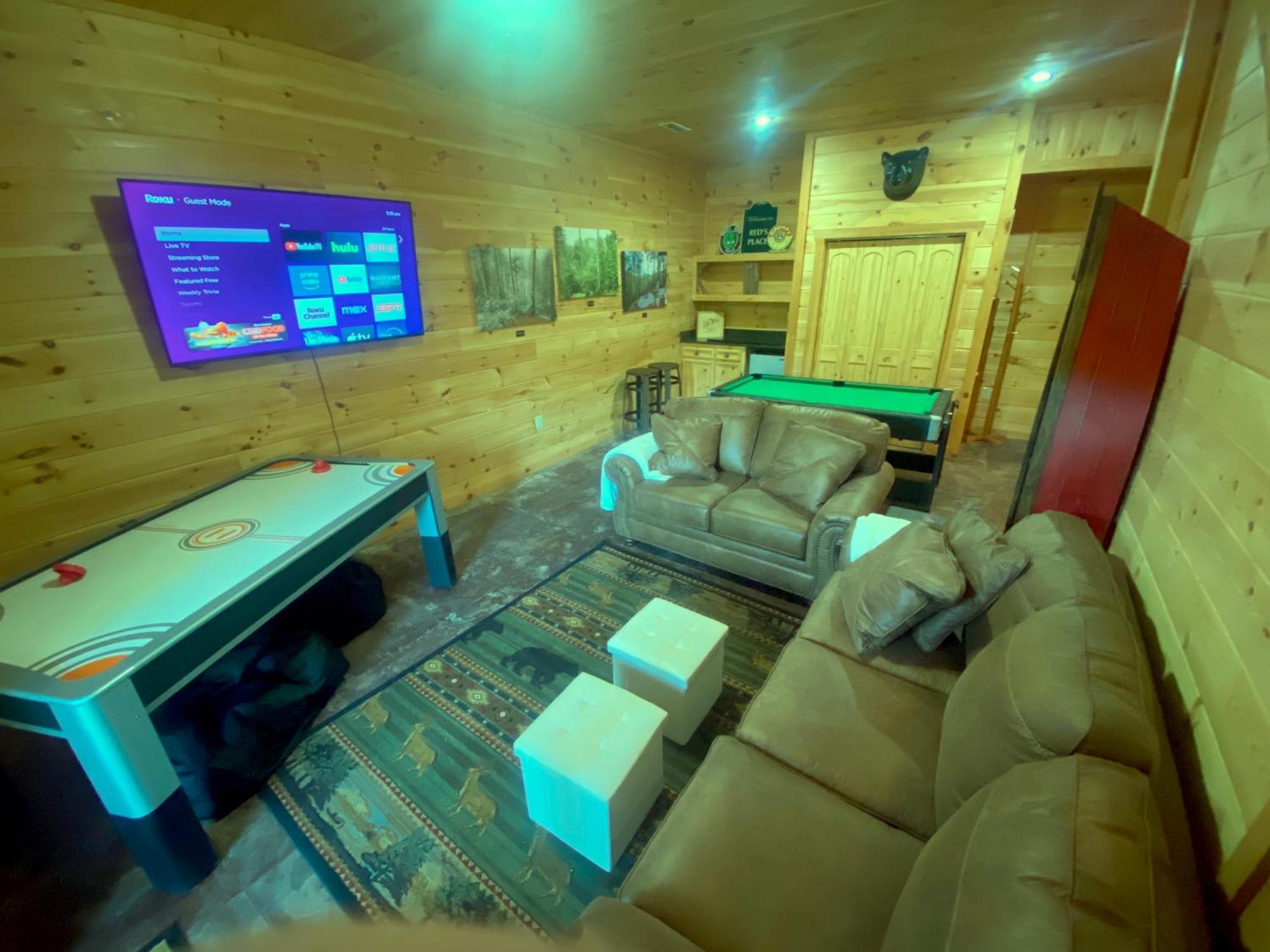 The Cozy Lazy Laurel With Year-round Mountain Views, Hot Tub, Fire Pit