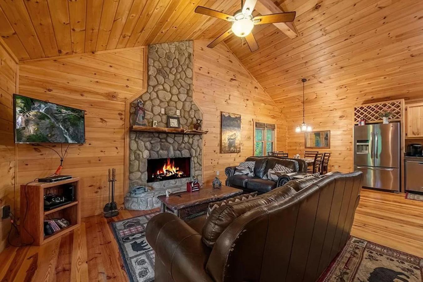 The Cozy Lazy Laurel With Year-round Mountain Views, Hot Tub, Fire Pit *