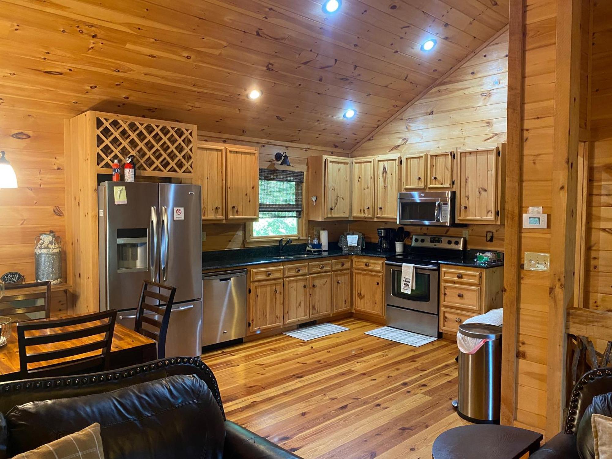 Holiday home The Cozy Lazy Laurel With Year-round Mountain Views, Hot Tub, Fire Pit