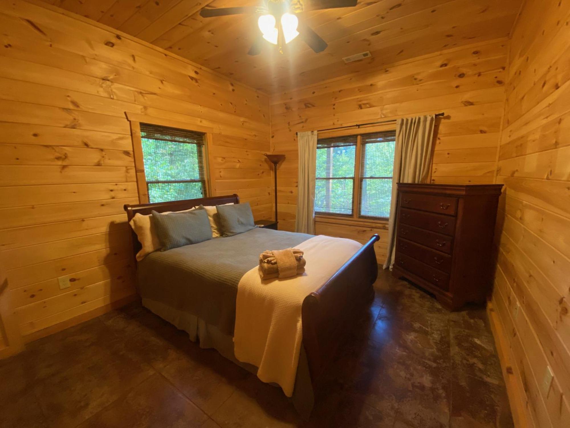 The Cozy Lazy Laurel With Year-round Mountain Views, Hot Tub, Fire Pit *